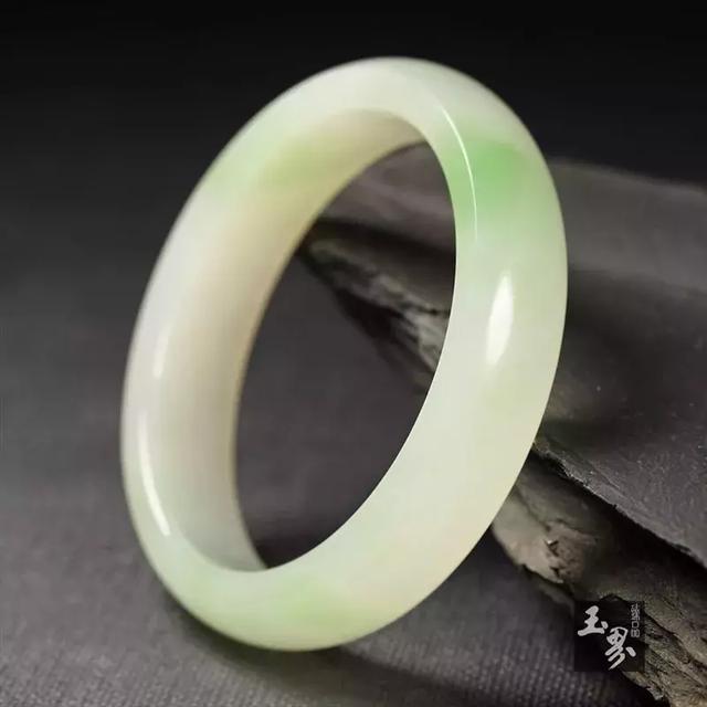 東方女性的“玉鐲情緣”