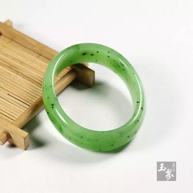 蘋果綠，一種經常被混淆的鴨蛋青